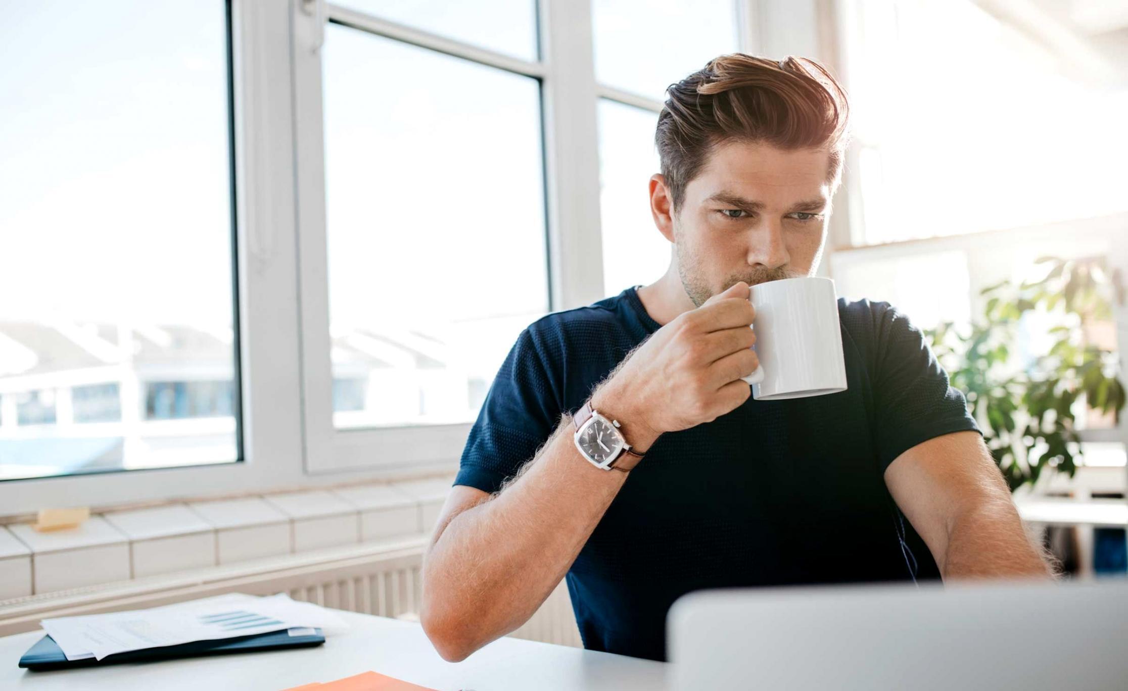 Entrepreneur analysant des données financières sur tablette