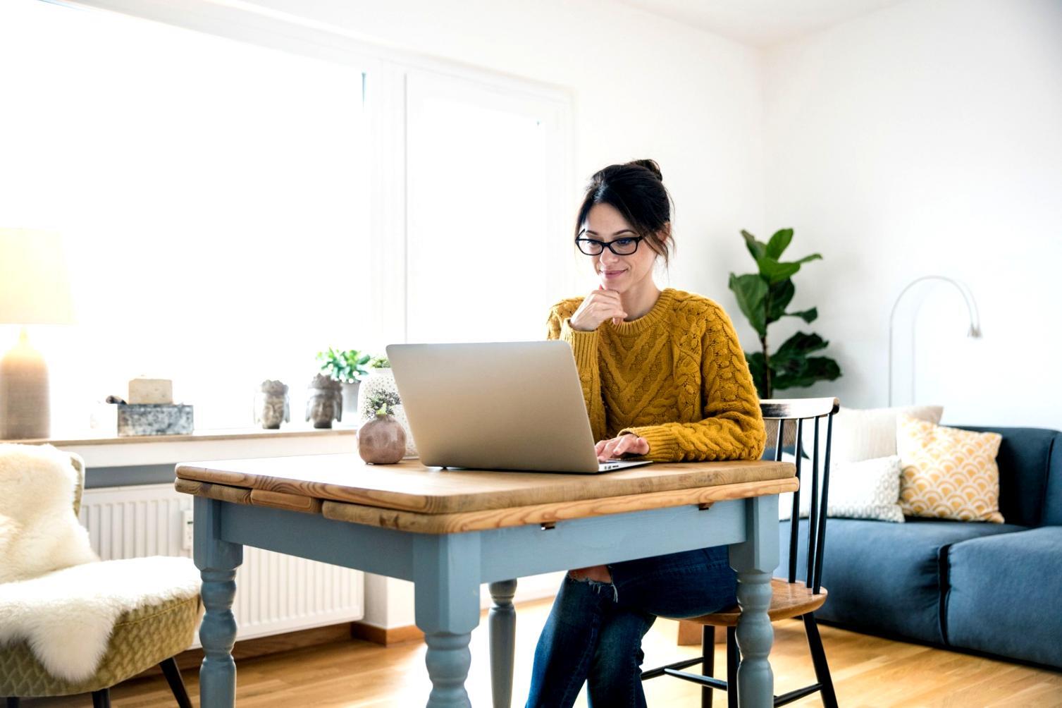 Entrepreneur travaillant sur sa gestion de trésorerie